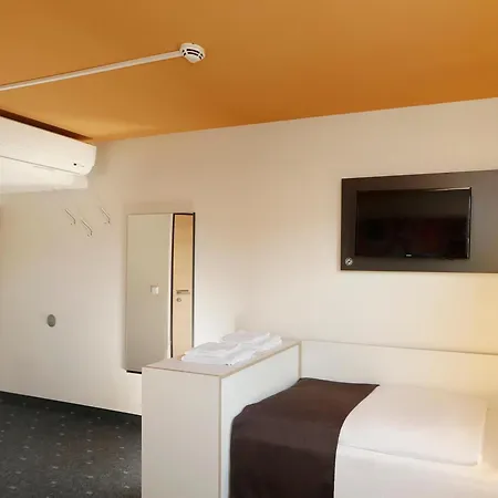 Berlin-süd Genshagen 3*